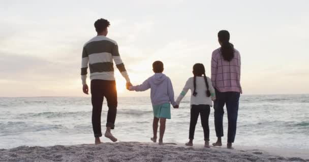 Achteraanzicht Van Spaanse Familie Die Bij Zonsondergang Het Strand Staat — Stockvideo