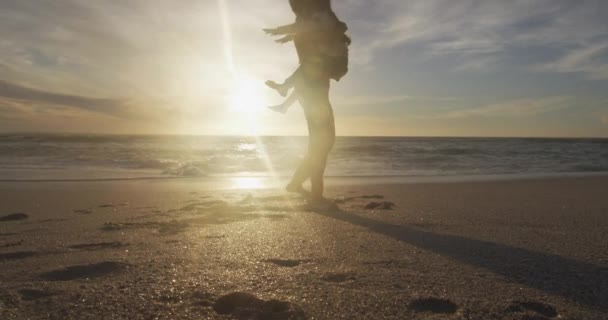 Glückliche Hispanische Mutter Die Mit Ihrer Tochter Bei Sonnenuntergang Strand — Stockvideo