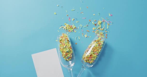 Champagne Glazen Met Confetti Witte Kaart Blauwe Achtergrond Oudejaarsavond Nieuwjaar — Stockvideo