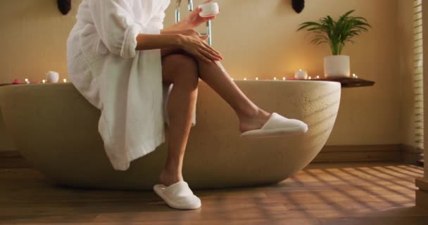 Alacsony Testrészű Aki Testápolót Használ Fürdőszobában Szépség Wellness Öngondoskodás Otthon — Stock videók