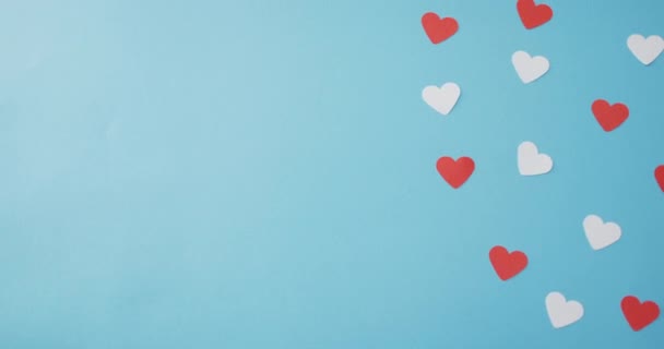 Vários Corações Papel Vermelho Rosa Dia Dos Namorados Fundo Azul — Vídeo de Stock