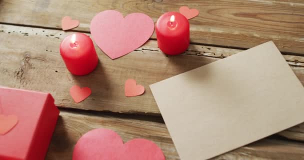 Sevgililer Gününde Tahta Zemin Üzerinde Mumlar Olan Kağıt Kalpler Hediye — Stok video