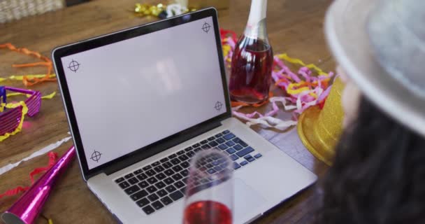 Glückliche Frau Macht Neujahrsanruf Auf Laptop Mit Kopierplatz Silvester Feier — Stockvideo