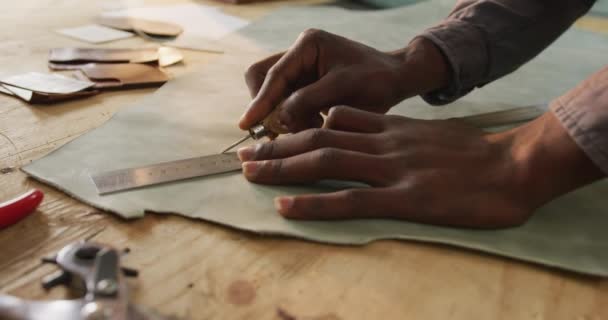 Mani Artigiano Afroamericano Che Tagliano Pelle Proprio Nel Laboratorio Pelletteria — Video Stock