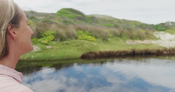 Χαμογελαστό Ζευγάρι Καυκάσιων Που Αγκαλιάζονται Καθαρό Ποτάμι Ενεργό Συνταξιοδότηση Και — Αρχείο Βίντεο