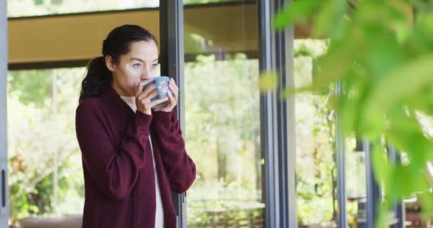 リラックスした出産の女性のコーヒーを飲んで パティオでは 距離を探して立っている 国内のライフスタイルやセルフケア家庭での余暇を楽しみ — ストック動画