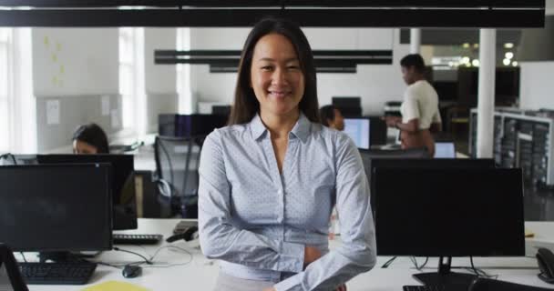 Retrato Mujer Negocios Asiática Sonriendo Pie Cargo Negocio Creativo Independiente — Vídeo de stock