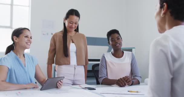 Mujer Negocios Biracial Estrechando Las Manos Sonrientes Colegas Negocios Diversas — Vídeo de stock