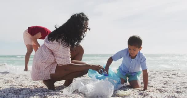 祝他的家人在海滩捡垃圾快乐 生态保护志愿者 海滩清理 花时间在一起 — 图库视频影像
