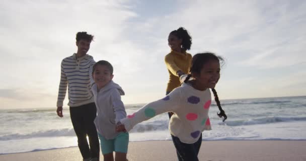 Feliz Familia Hispana Cogida Mano Caminando Por Playa Atardecer Vacaciones — Vídeo de stock