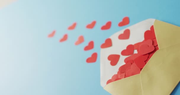 Envelop Met Papieren Hartjes Blauwe Achtergrond Valentijnsdag Valentijnsdag Liefde Feest — Stockvideo