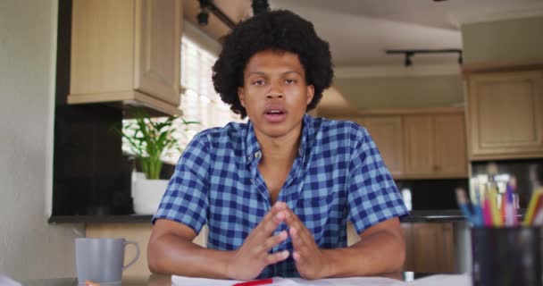 Ernstige Afro Amerikaanse Man Gebaart Video Keuken Technologie Communicatie Flexibel — Stockvideo