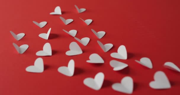 Corazones Papel Rosa Sobre Fondo Rojo Día San Valentín Día — Vídeo de stock