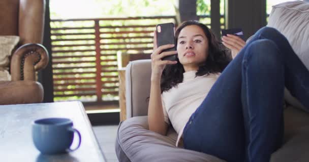 Mulher Biracial Relaxada Deitada Sofá Usando Smartphone Estilo Vida Doméstico — Vídeo de Stock