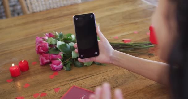 Szczęśliwa Birasowa Kobieta Wykonująca Walentynkowe Wideo Rozmowy Smartfonie Miejsca Ekranie — Wideo stockowe