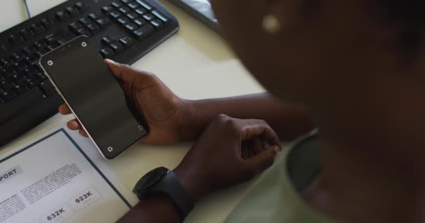 Руки Африканской Американской Бизнесвумен Держит Смартфон Копией Пространства Экране Независимый — стоковое видео