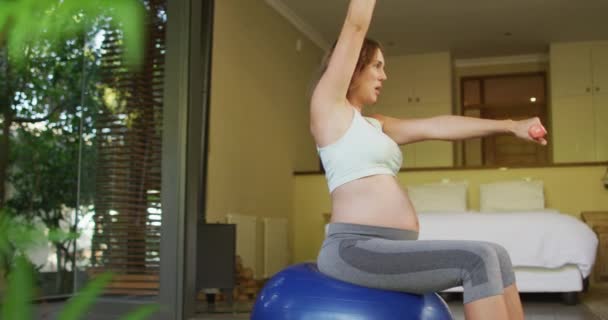 Καυκάσια Έγκυος Γυναίκα Γυμνάζεται Βάρη Και Μπάλα Στο Σπίτι Εγκυμοσύνη — Αρχείο Βίντεο