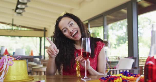 Mulher Biracial Feliz Fazendo Videochamada Ano Novo Segurando Vinho Assobio — Vídeo de Stock