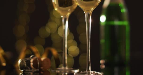 新年前夕 香槟酒杯和黑色背景的装饰品 新年的前夜派对 节日和庆祝理念 — 图库视频影像