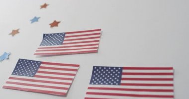 Beyaz arka planda kırmızı ve mavi yıldızlı Amerikan bayrakları var. Vatanseverlik ve kutlama kavramı.