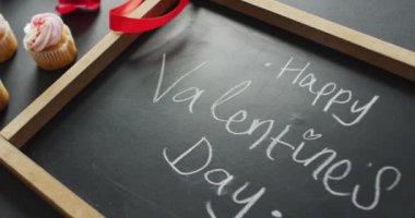 Sevgililer Günü mesajın ve gri arka planda keklerin kutlu olsun. Sevgililer günü, aşk ve kutlama konsepti..