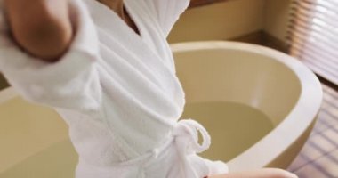 Melez kadının banyoda kendini şımartması. Güzellik, sağIık ve özgüven, evde boş vakitlerin tadını çıkarmak..