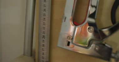 Deri atölyesinde duvarda çeşitli aletler ve ölçüler asılı. bağımsız küçük işletme 