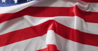 Yıldız ve şeritli buruşuk Amerikan bayrağına yakın çekim. Amerikan vatanseverliği ve kutlama konsepti.
