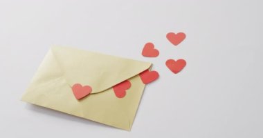 Sevgililer Günü 'nde pembe arkaplanda kağıt kalpler ve zarf. Sevgililer günü, aşk ve kutlama konsepti..