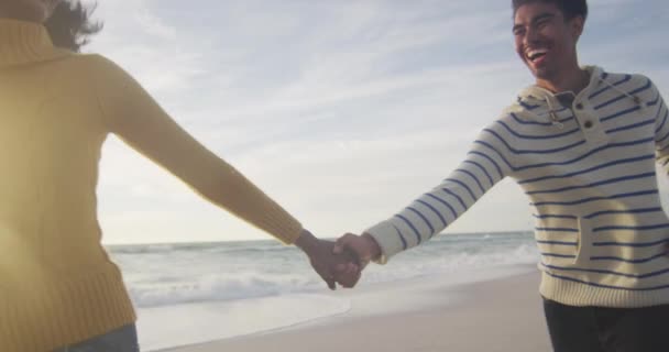 Šťastný Hispánský Pár Běží Baví Pláži Dovolená Relaxace Venkovní Životní — Stock video