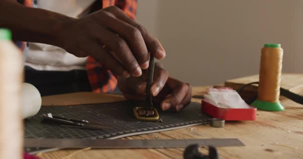 Händerna Afrikansk Amerikansk Hantverkare Förbereda Bälte Läder Verkstad Oberoende Hantverkare — Stockvideo