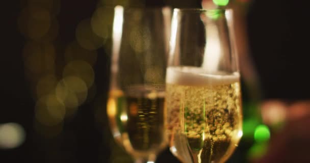 Бокалы Шампанского Украшения Черном Фоне Канун Нового Года Новый Год — стоковое видео
