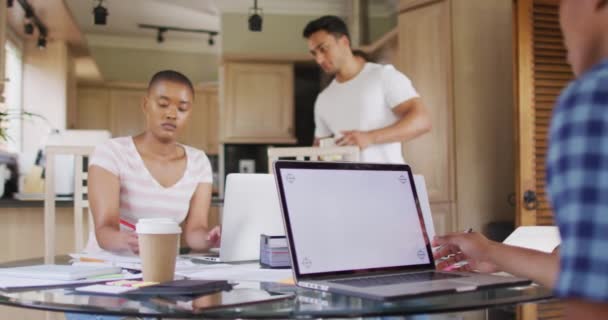 Groep Van Diverse Mannelijke Vrouwelijke Vrienden Die Keuken Werken Laptops — Stockvideo