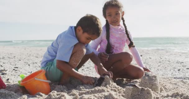 Glückliche Hispanische Bruder Und Schwester Spielen Strand Mit Sand Familienurlaub — Stockvideo