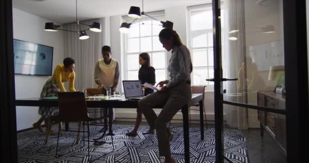 在办公室里一起工作的不同的女商人群体 在现代办公室工作的独立创意企业 — 图库视频影像