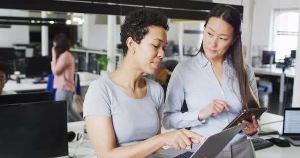Focada Diversas Mulheres Negócios Trabalhando Juntas Laptop Tablet Escritório Negócio — Vídeo de Stock