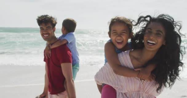 Padres Hispanos Felices Llevando Niños Cuestas Playa Vacaciones Familiares Tiempo — Vídeos de Stock