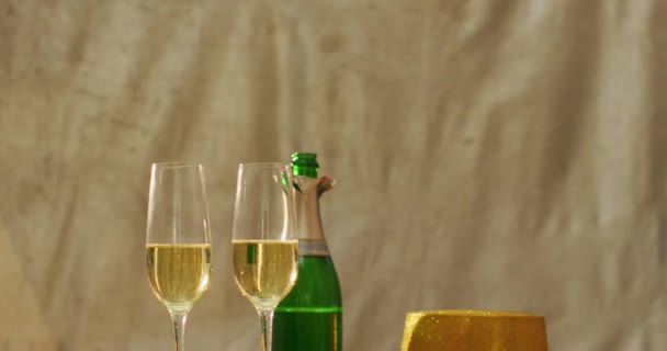 Ποτήρια Σαμπάνιας Και Διακοσμήσεις Πράσινο Φόντο Την Παραμονή Της Πρωτοχρονιάς — Αρχείο Βίντεο