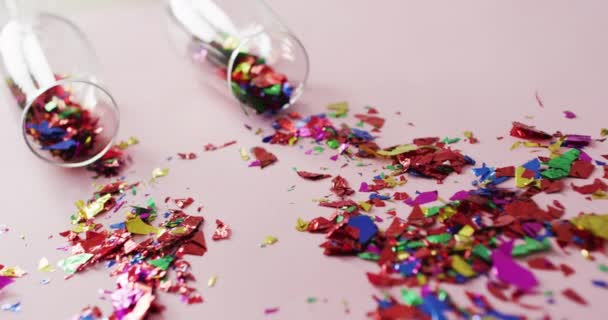 Champagne Glazen Met Confetti Roze Achtergrond Oudejaarsavond Nieuwjaar Oudejaarsavondfeest Festiviteit — Stockvideo