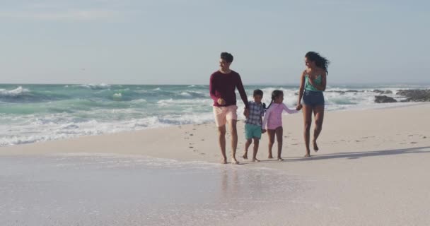 Mãe Hispânica Feliz Pai Filho Filha Mãos Dadas Andando Praia — Vídeo de Stock