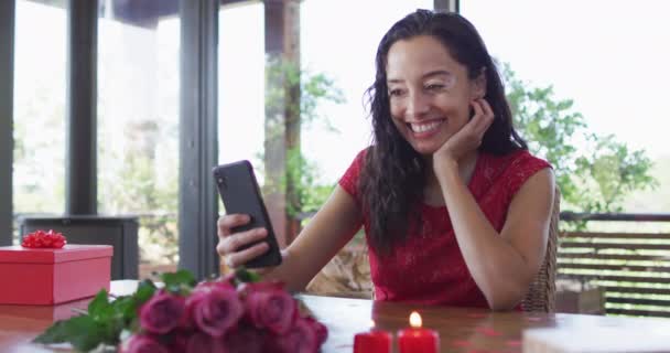 Glückliche Frau Die Valentinstag Video Anruf Auf Tablet Macht Küsse — Stockvideo