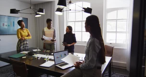 Grupo Mujeres Negocios Diversas Discusión Reunión Oficina Negocio Creativo Independiente — Vídeo de stock