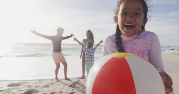 Felice Ragazza Ispanica Possesso Palla Sulla Spiaggia Con Famiglia Background — Video Stock