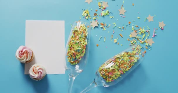 Champagne Glazen Met Confetti Witte Kaart Blauwe Achtergrond Oudejaarsavond Nieuwjaar — Stockvideo