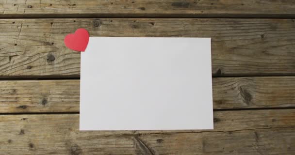 Cuore Carta Cartoncino Bianco Con Spazio Sfondo Legno San Valentino — Video Stock