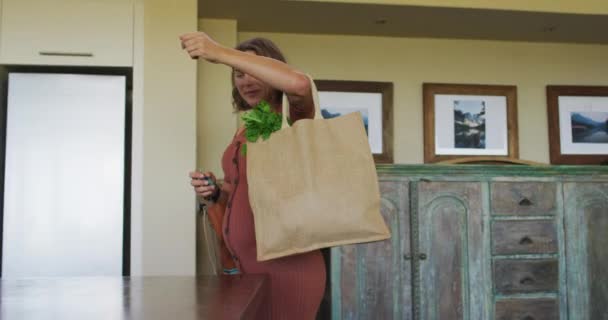 Femme Enceinte Caucasienne Revenant Shopping Avec Sac Papier Lourd Légumes — Video