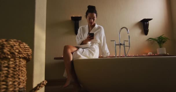 Femme Naissante Assise Peignoir Sur Baignoire Préparant Baignoire Utilisant Smartphone — Video