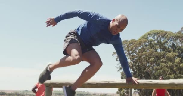 Diverse Fit Group Going Hurdles Obstacle Course Sun Healthy Active — Stock Video