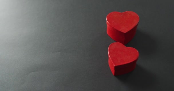 Κόκκινες Καρδιές Σχηματίζουν Κουτιά Την Ημέρα Του Αγίου Βαλεντίνου Γκρι — Αρχείο Βίντεο