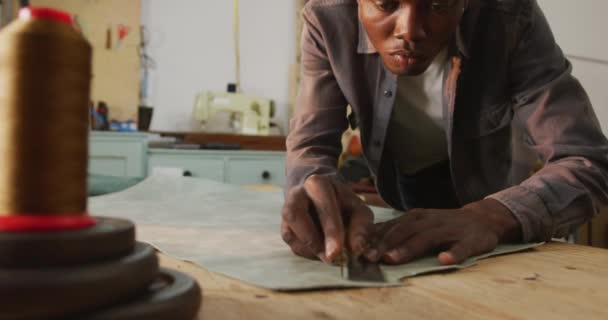 Artisan Afro Américain Concentré Coupant Cuir Dans Atelier Cuir Petit — Video